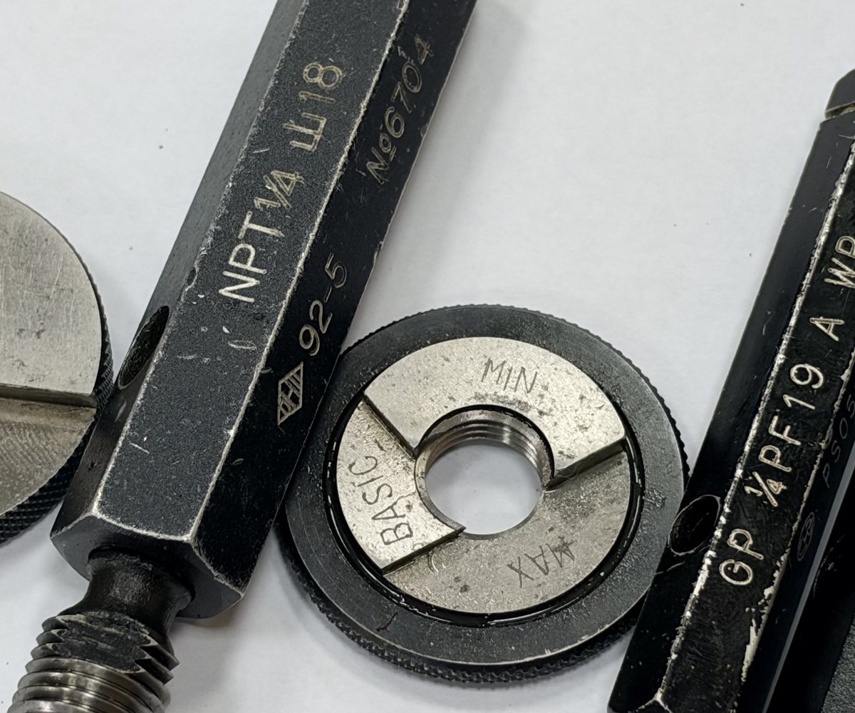 NPT 1/4 L1 ring gauge with a stepped face marked MIN, BASIC and MAX, next to an NPT 1/4 plug gauge